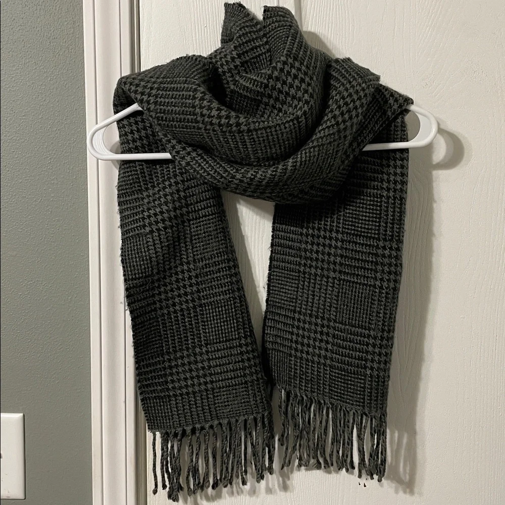 Abercrombie & Fitch Men’s Warm Plaid Gray Winter Fashion Scarf